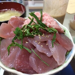 手頃で豪華・ねぎとろ鉄火丼